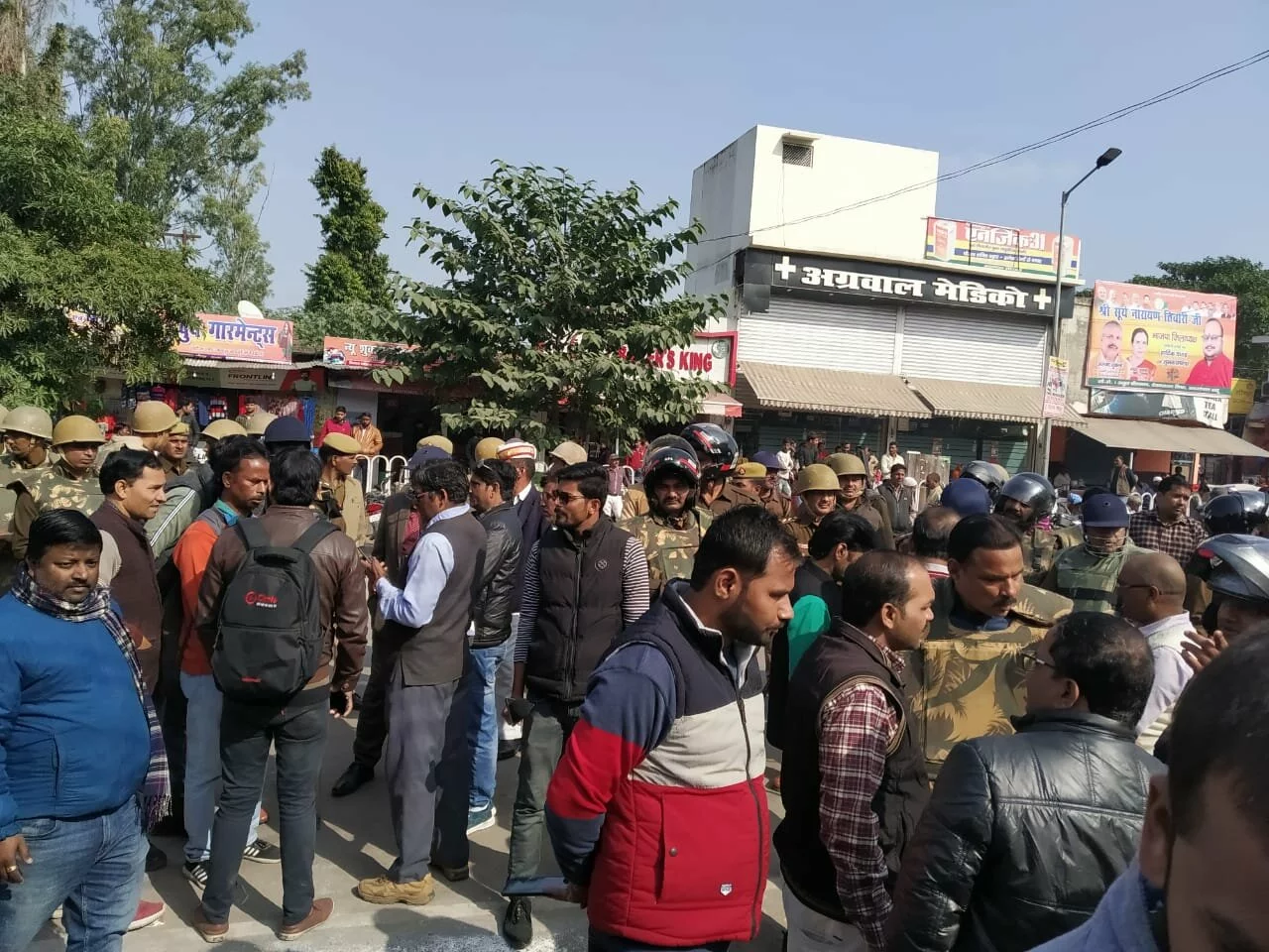 Photo of चार सौ जवानों के सुरक्षा घेरे में बिना अनुमति सैकड़ों सपाइयों ने धरना प्रदर्शन कर दिया ज्ञापन