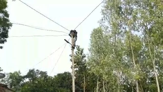 Photo of छत के ऊपर से गुजर रहे हाईटेंशन तार, दहशत में दिन गुजार रहे लोग