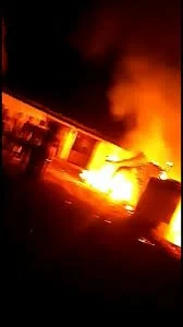 Photo of गोंडा के कर्नलगंज के मार्केट में भीषण आग सब कुछ जलकर राख