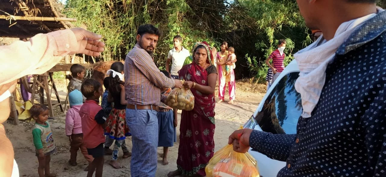 Photo of गोंडा: कोरो ना संकट के दौरान गरीब व जरूरतमंद लोगों की सहायता के लिए समाजसेवी आगे आए,