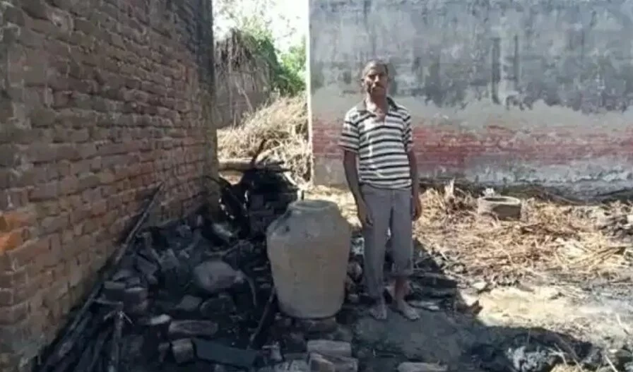 Photo of गोंडा: खाना बनाते समय झोपड़ी में लगी आग, पहनने को कपड़े तथा खाने को भोजन भी नहीं बचे