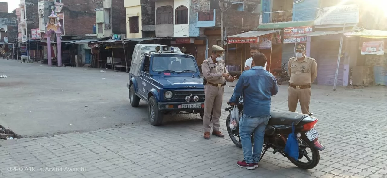 Photo of हिदायत देकर फर्जी तरीके से कई घूम रहे व्यक्तियों को बड़गांव के चौकी प्रभारी ने समझा-बुझाकर छोड़ा,