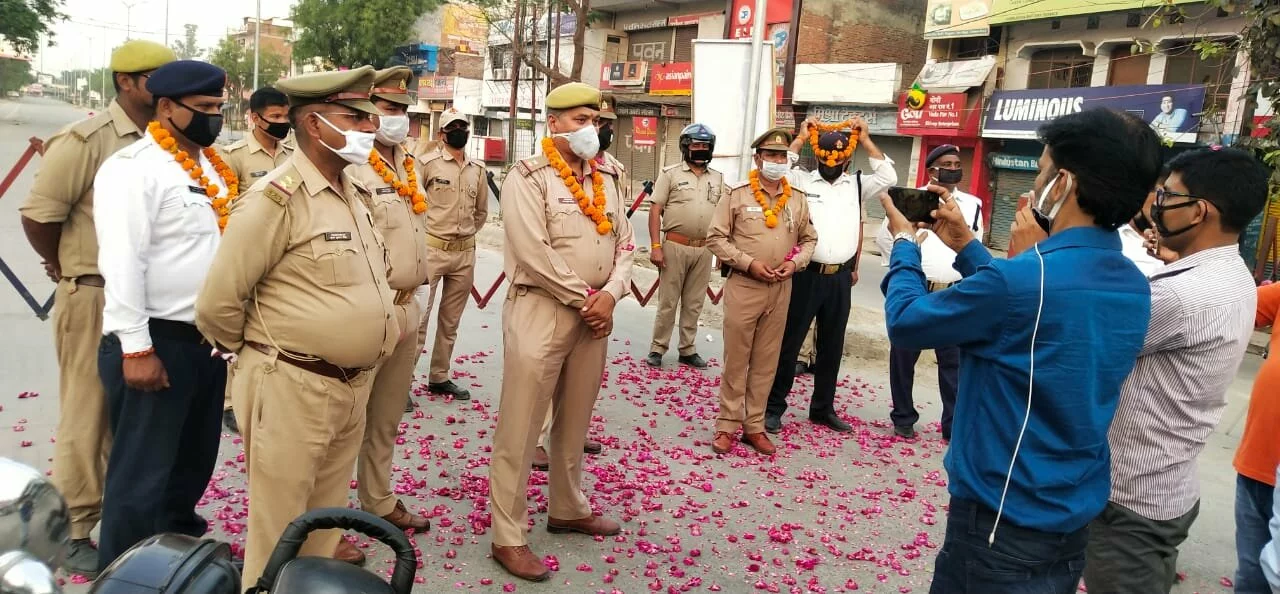 Photo of गोंडा पब्लिक द्वारा सोशल डिस्टेंसिंग का पालन करते हुए पुलिस को किया गया सम्मानित
