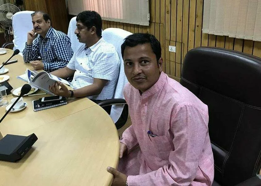 Photo of मुंबई के बांद्रा स्टेशन पर उमड़ा हजारों प्रवासी मजदूरों का हुजूम, लाठीचार्ज