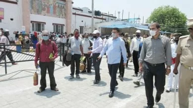 Photo of जिलाधिकारी निरन्तर भ्रमणशील रहकर लुधियाना एवं सूरत से आने वाले प्रवासी श्रमिकों की व्यवस्थाओं का लेते रहे जायजा, प्रतापगढ़