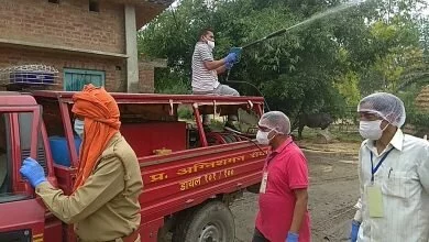 Photo of जनपद पीलीभीत ।जिला प्रशासन द्वारा ग्रामों में कराई गई वेरिकेटिंग व वृहद स्तर पर चलाया गया सेनीटाइजिंग अभियान