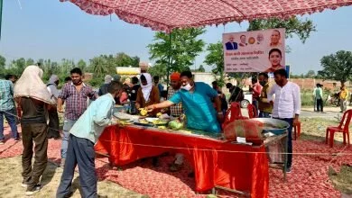 Photo of सहायता शिविर लगाकर प्रवासियों को कराया गया जल पान व भोजन