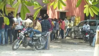 Photo of सामुदायिक स्वास्थ्य केन्द्र पर उडायी जा रही सोशल डिस्टेंसिंग की धज्जियाँ