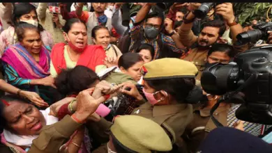 Photo of यहां कांग्रेसियों का हल्ला बोल प्रदर्शन- महिला उत्पीड़न विरोध में उतरे सड़क पर, पुलिस ने किया गिरफ्तार